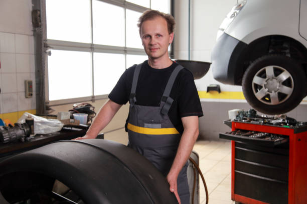 istock Tyre repair shop - vulcanizer 1354385348