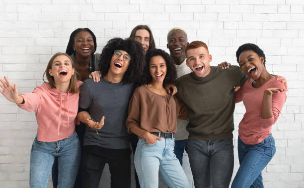 amigos multirraciales emocionales millennials posando juntos en blanco - multi ethnic group group of people people cheerful fotografías e imágenes de stock