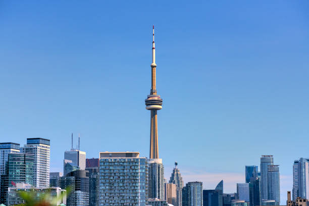 toronto city skyline in kanada - cn tower stock-fotos und bilder