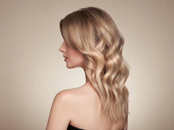 blondynka z długimi kręconymi włosami - hairstyle long hair curly hair women zdjęcia i obrazy z banku zdjęć