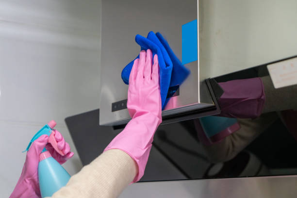 istock Housewives are cleaning the kitchen to remove oil 1354394227