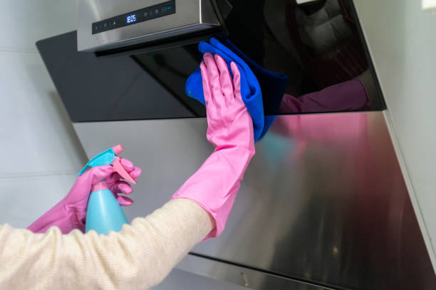 istock Housewives are cleaning the kitchen to remove oil 1354394242
