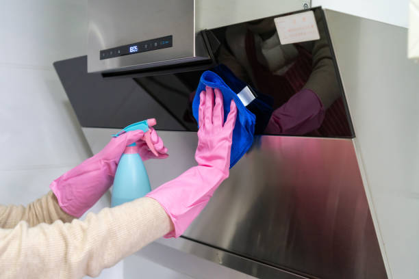 istock Housewives are cleaning the kitchen to remove oil 1354394267