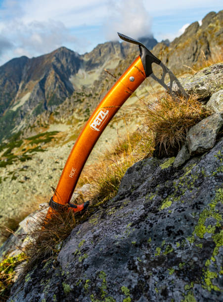 acontece que no outono, quando não há muita neve, o machado de gelo petzl ride pode ser útil nas montanhas. - ice axe - fotografias e filmes do acervo