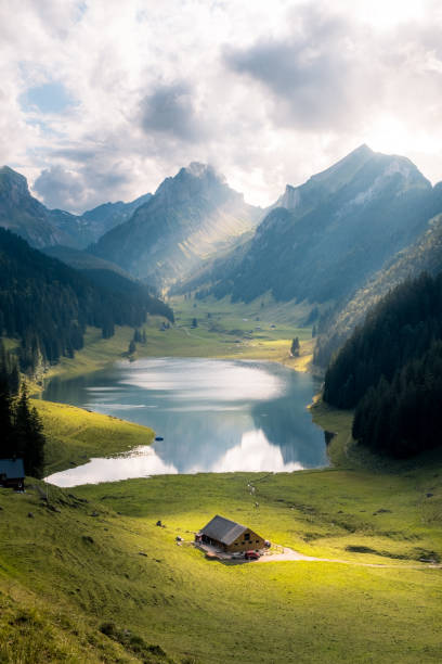 vistas de appenzell - mountain cabin european alps switzerland fotografías e imágenes de stock