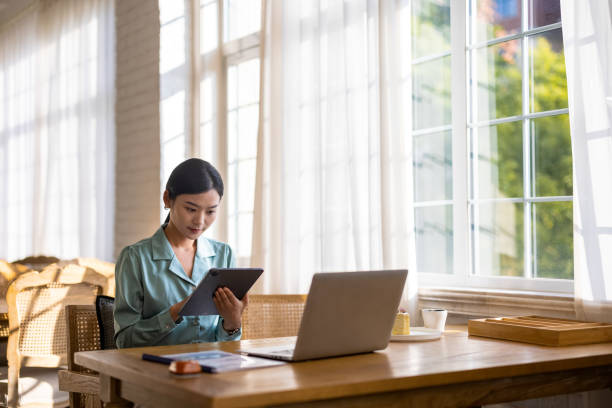 istock Young Asian women working in coffee shops 1354405845