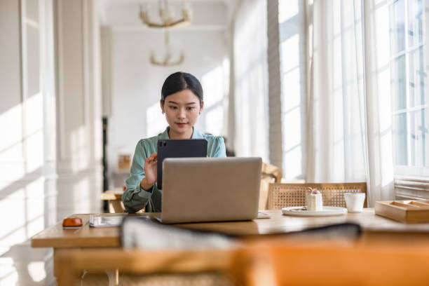 istock Young Asian women working in coffee shops 1354405897
