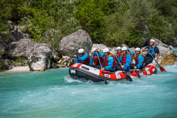 冒険的なアドレナリン活動、白い水の上のチームビルディング - rafting on a mountain river ストックフォトと画像