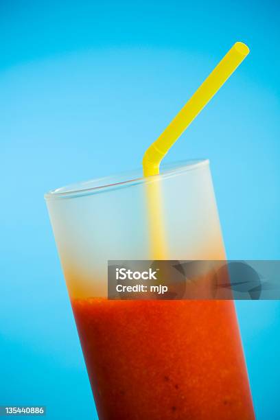 ストロベリースムージー - アルコール飲料のストックフォトや画像を多数ご用意 - アルコール飲料, イチゴ, ガラス