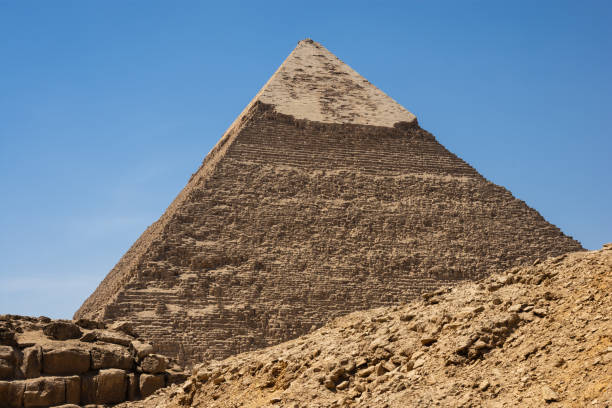 pirâmide de khafre (também lida como khafra, khefren) ou de chephren é a segunda mais alta e segunda maior das pirâmides egípcias antigas de gizé e a tumba do faraó da quarta dinastia khafre (chefren) - egyptian dynasty - fotografias e filmes do acervo