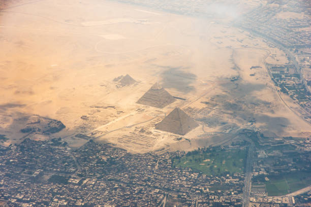 il complesso piramidale di giza, chiamato anche necropoli di giza visto dal finestrino dell'aereo. - giza plateau immagine foto e immagini stock