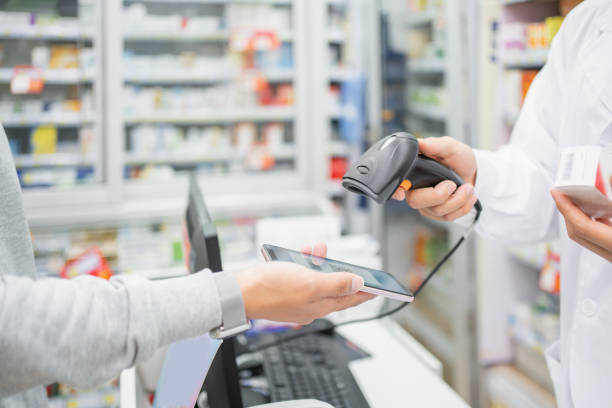 A man uses a mobile phone QR code to pay for medical expenses The doctor uses a barcode scanner to scan the payment QR code on the customer's mobile phone to settle medical expenses prescription medicine stock pictures, royalty-free photos & images