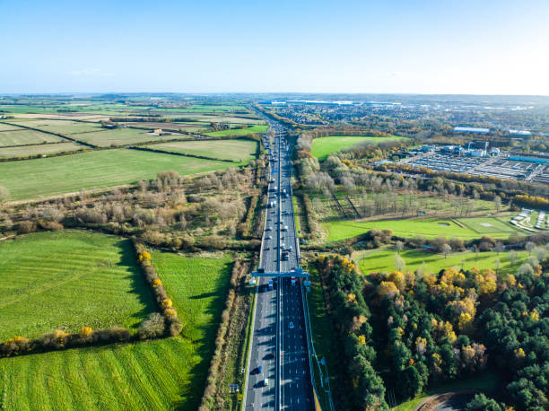 イギリスのm1高速道路の交通のドローンビュー - m1 ストックフォトと画像