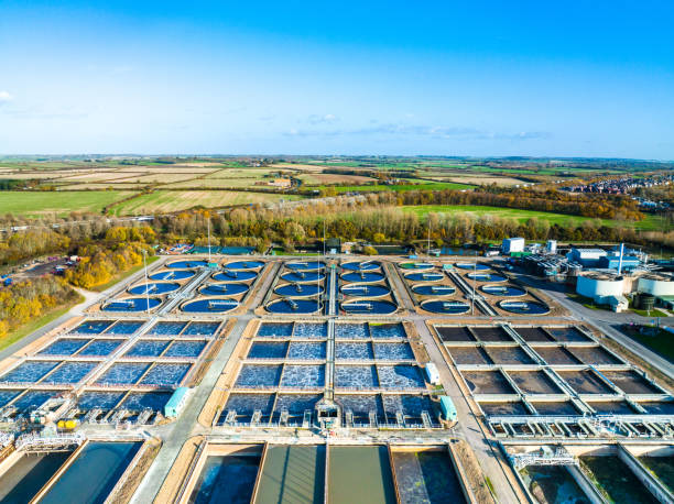 現代排水処理場の浄化タンクの航�空写真 - wastewater water sewage treatment plant garbage ストックフォトと画像