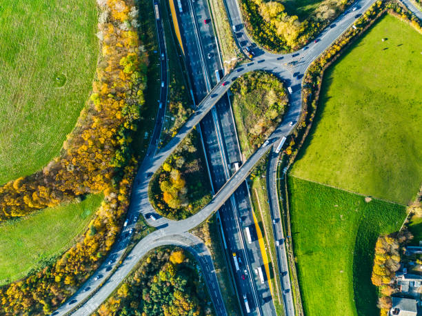 un puente moderno sobre una autovía que atraviesa las tierras de cultivo británicas - m1 fotografías e imágenes de stock