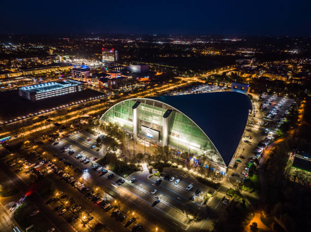 vista drone de milton keynes central à noite - electric light arch architecture building exterior - fotografias e filmes do acervo