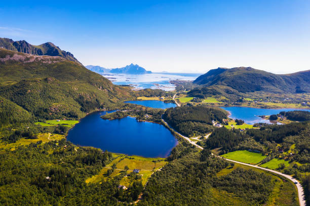 ノルウェーのロフォーテン諸島を通過する道路の空中写真 - lofoten and vesteral islands ストックフォトと画像