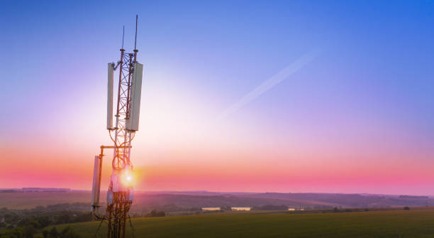 torre de telecomunicações 5g em um fundo de céu azul. - mastro - fotografias e filmes do acervo