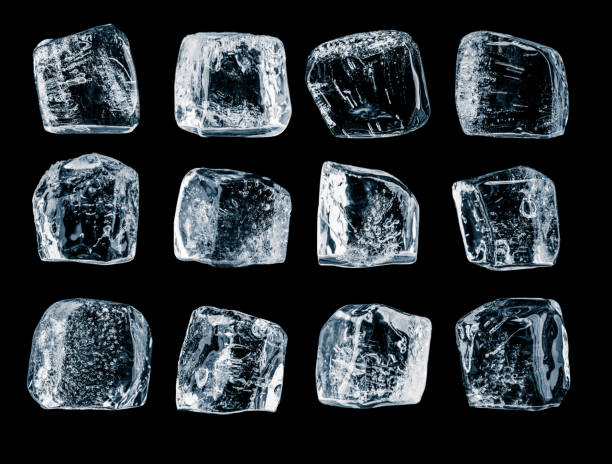 Natürliche, strukturierte Eiswürfel mit gefrorenen Luftblasen auf schwarzem Hintergrund. – Foto