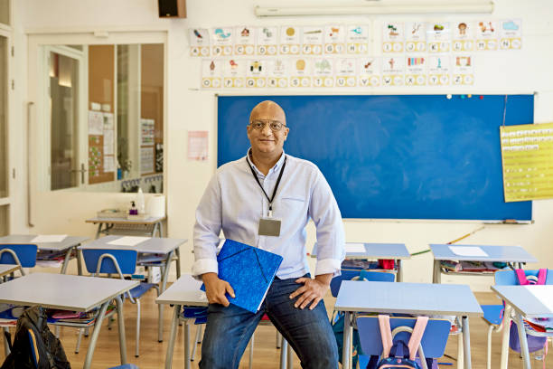 retrato casual do professor do ensino fundamental em sala de aula - blackboard desk classroom education - fotografias e filmes do acervo