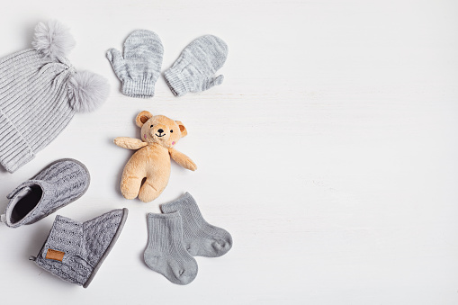 Colección de linda ropa y botines de bebé orgánicos de género neutro photo