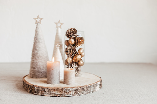 Decoración de mesas navideñas con velas y árboles de Navidad minimalistas hechos a mano. photo