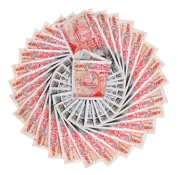 viele 50 pfund sterling-banknoten aufgefächert, isoliert - heap currency british pounds stack stock-fotos und bilder