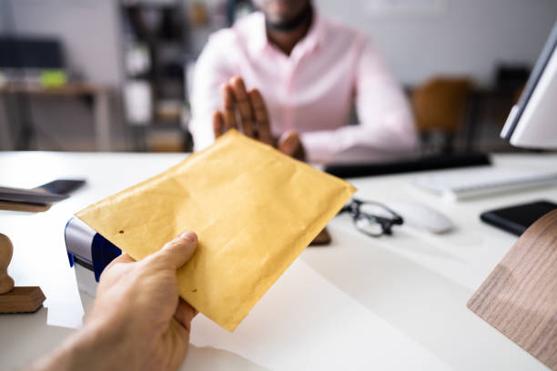 mano africana corrotta che rifiuta la tangente - bribing foto e immagini stock