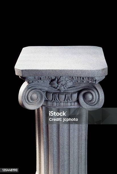 Coluna Em Preto - Fotografias de stock e mais imagens de Pedestal - Pedestal, Coluna arquitetónica, Pedra - Material de Construção