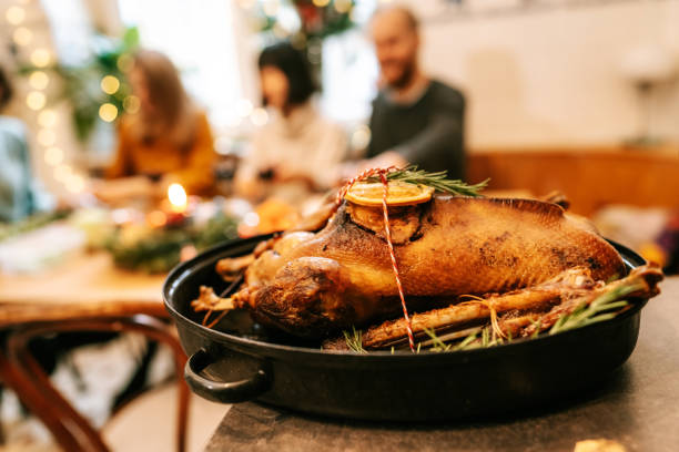 伝統的なドイツのクリスマスディナーローストアヒル - goose meat ストックフォトと画像