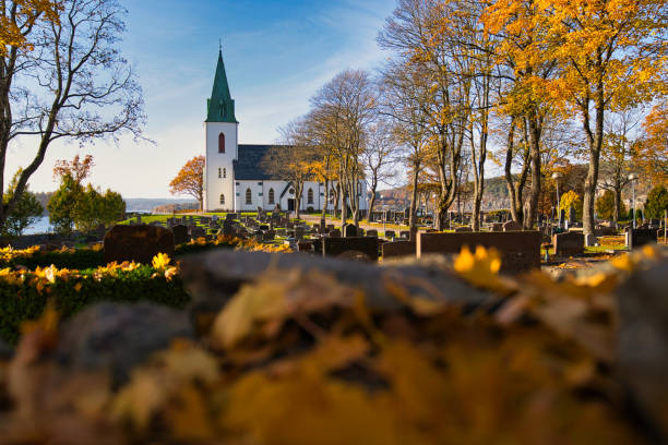 шведское кладбище и церковь, осень - cross autumn sky beauty in nature стоковые фото и изображения