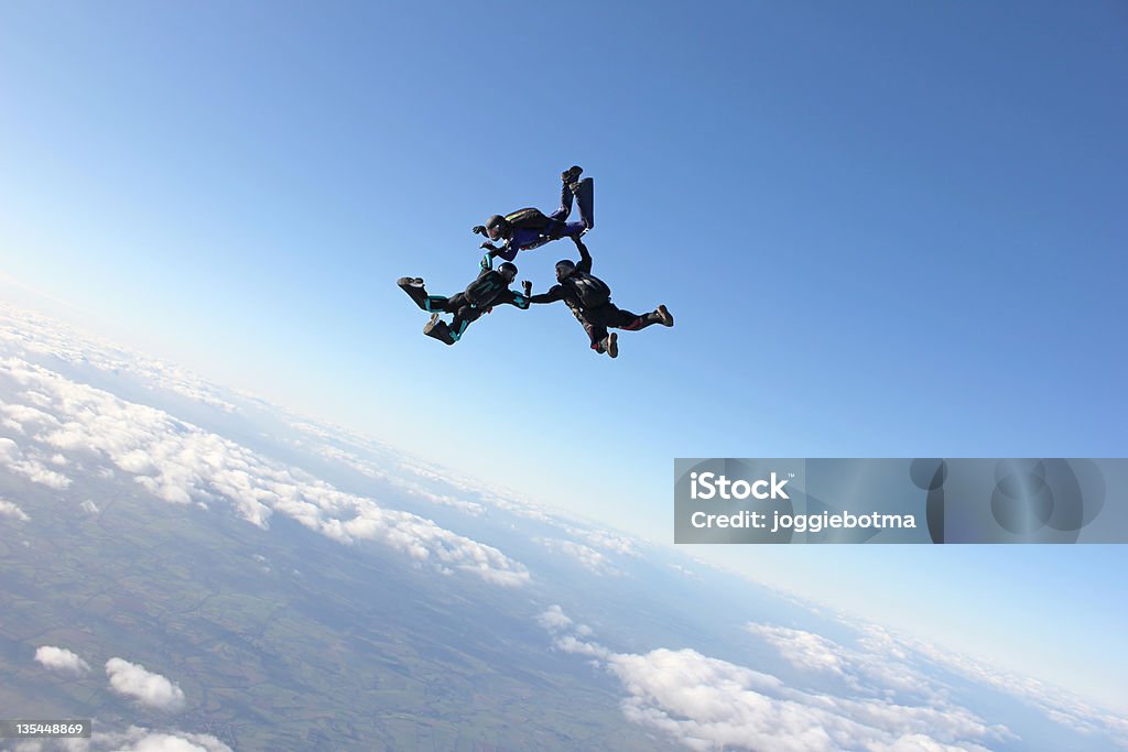 Drei unter den Skydivern nach bestehenden ein Flugzeug - Lizenzfrei Fallschirmsport Stock-Foto