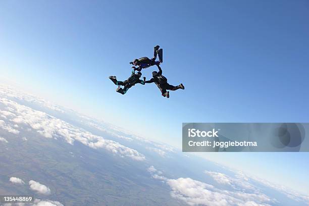 Drei Unter Den Skydivern Nach Bestehenden Ein Flugzeug Stockfoto und mehr Bilder von Fallschirmsport