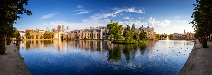 El horizonte de La Haya con Binnenhof, el Parlamento holandés, Den Haag, Países Bajos photo