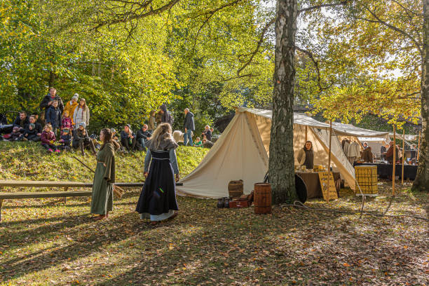 meninas vestidas com roupas medievais no bazar viking anual em frederikssund - medieval market - fotografias e filmes do acervo