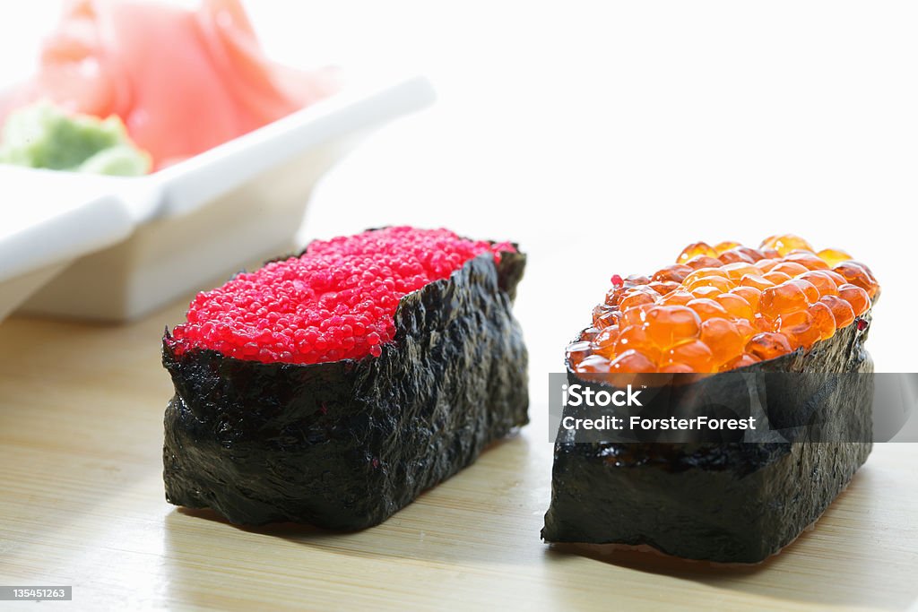 Ikura sushi Tobiko e con zenzero primo piano - Foto stock royalty-free di Alga marina