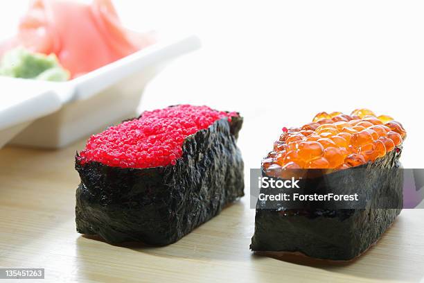 Ikura Sushi Tobiko E Con Zenzero Primo Piano - Fotografie stock e altre immagini di Alga marina - Alga marina, Alimentazione sana, Antipasto