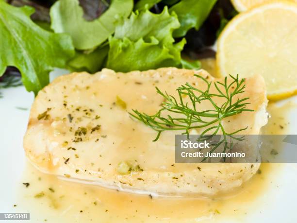 Filete De Pescado Blanco De Limón Y Salsa De Hierbas Foto de stock y más banco de imágenes de Alimento