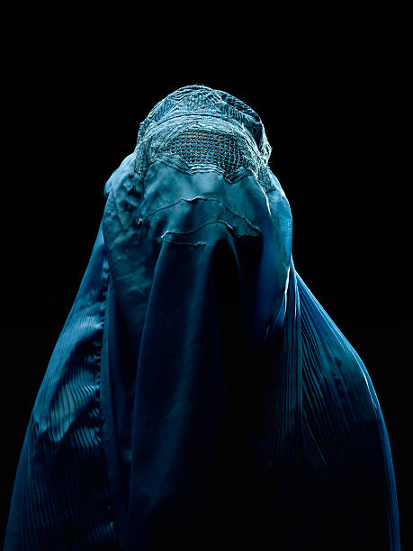 afghan femme portant son burkha - kandahar photos et images de collection