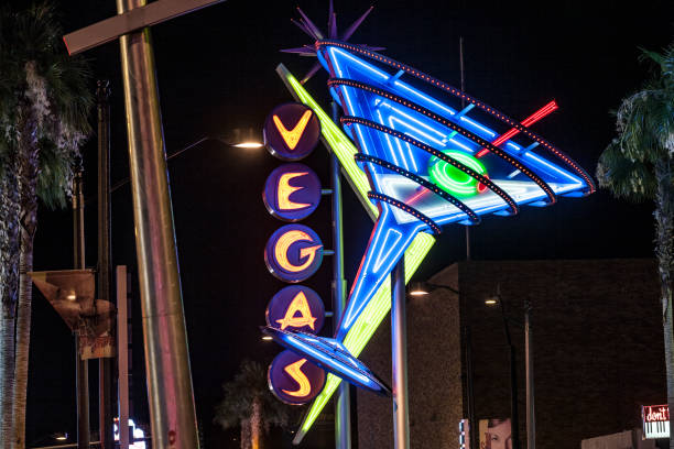 werbung für ein casino in der fremont street in las vegas bei nacht - 4797 stock-fotos und bilder