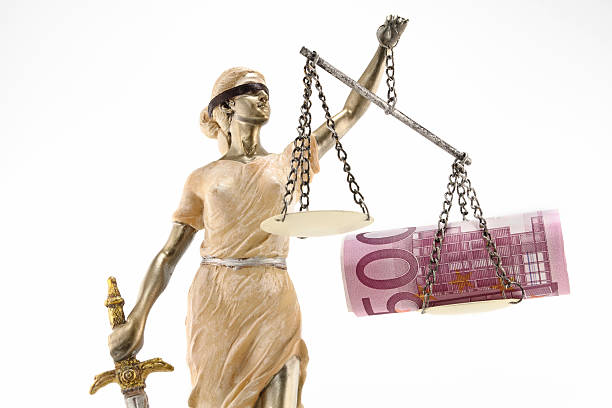 la justice est aveugle (ou peut-être pas). - corrupt justice photos et images de collection