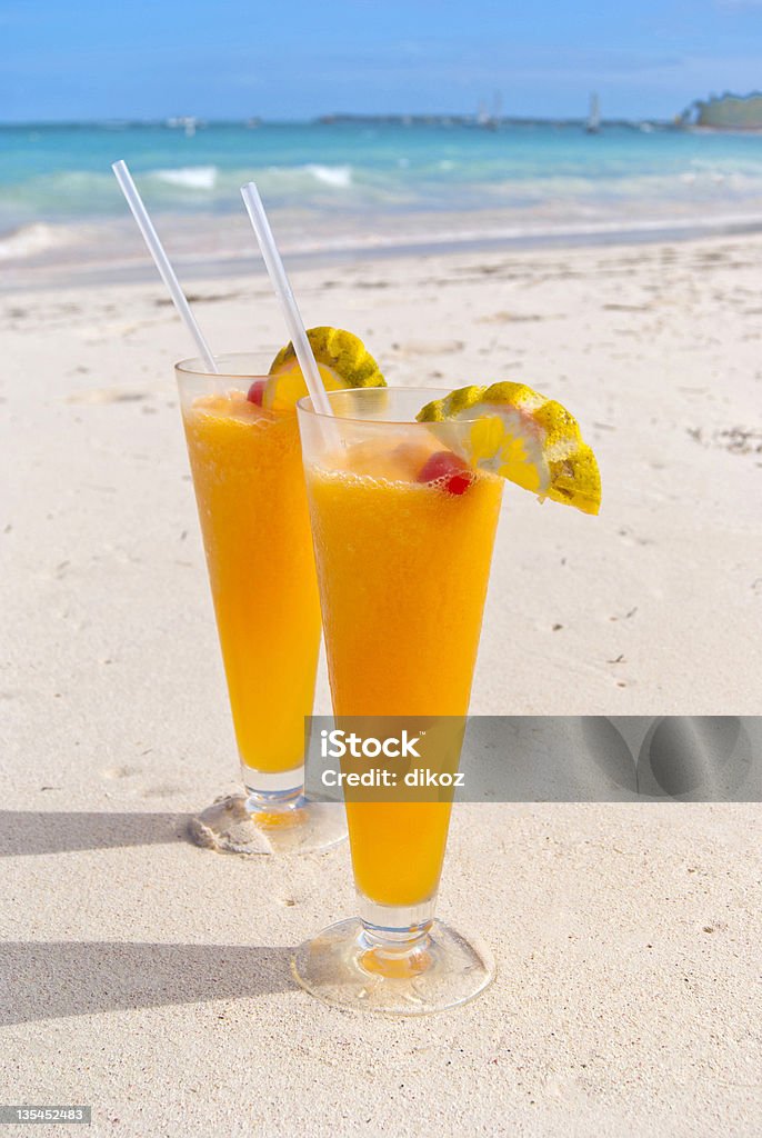 Cocktail tropicali sulla spiaggia caraibica - Foto stock royalty-free di Cocktail