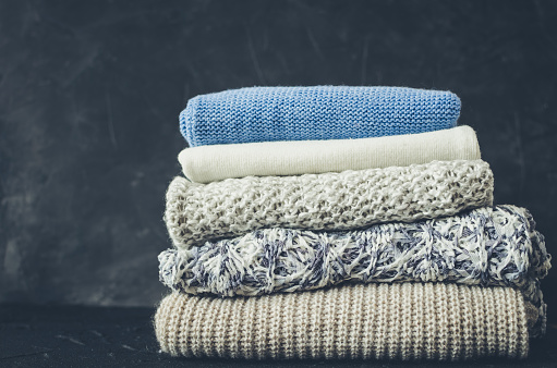 Pila de suéteres de lana de punto photo