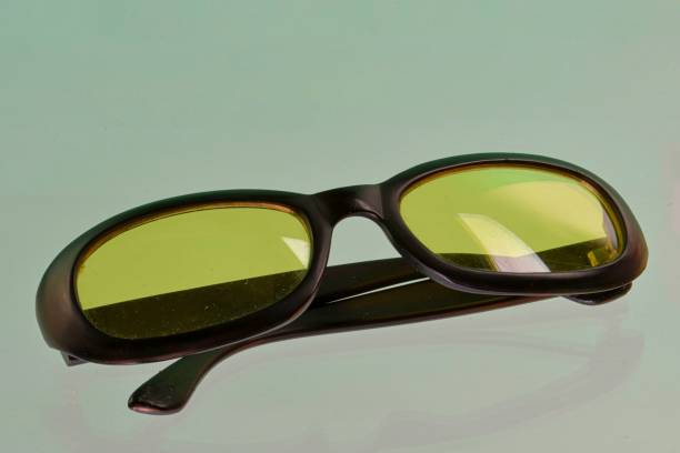 Reflection of sunglasses. Green sunglasses, close-up. Sun glasses. Old style sunglasses. Glasses with transparent lenses. Vintage sun glasses on reflected background. Close up of worn out sunglasses. Horizonatal image. reflejo de las gafas de sol. gafas de sol verdes, primer plano. gafas de sol. gafas de sol de estilo antiguo. gafas con lentes transparentes. gafas de sol vintage sobre fondo reflejado. primer plano de gafas de sol desgastadas. imagen de horizonatal