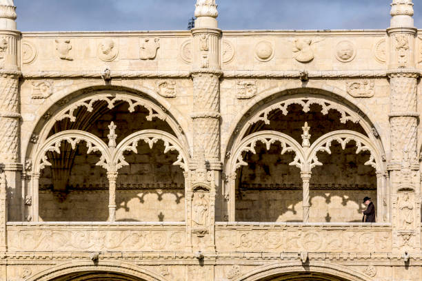 vista dettagliata della finestra nel monastero di jeronimos con visitatore - 4397 foto e immagini stock