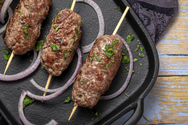 tradicional kefta caseiro ou kebab de carne. conceito halal. comida árabe e turca - halal beef - fotografias e filmes do acervo