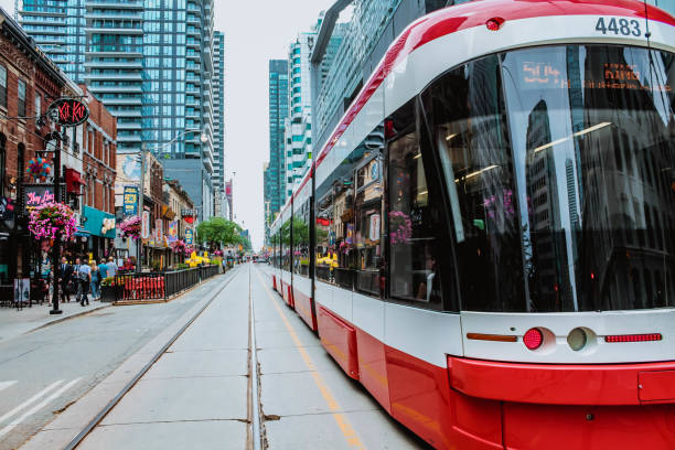 ttcクローズビューは、トロントのダウンタウンのエンターテイメント地区の路面電車です。トロントの路上で新しいトラム。トロント、オンタリオ州カナダ - 2019年8月29日 - トロント ストックフォトと画像