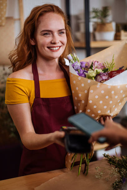 un altro cliente soddisfatto è ciò che porta un sorriso sul suo viso - florist telephone flower business foto e immagini stock