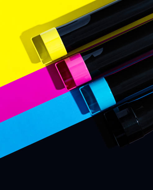 un conjunto de cartuchos de tóner para una impresora láser a color sobre el fondo de smyk. concepto creativo brillante mínimo - imprenta fotografías e imágenes de stock