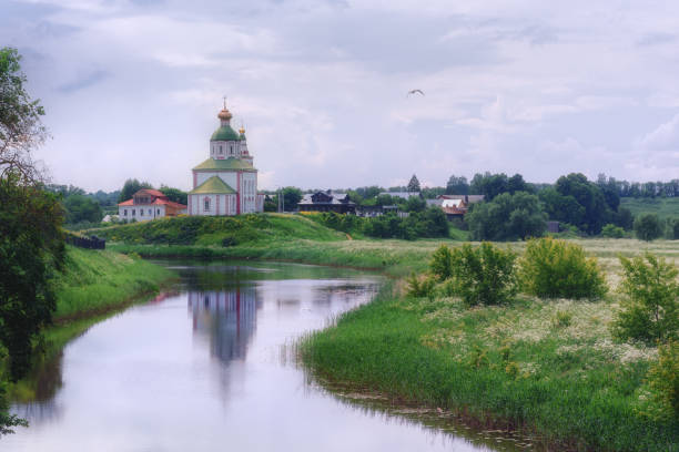 iglesia de suzdal y vista al río kamenka. - cathedral russian orthodox clear sky tourism fotografías e imágenes de stock